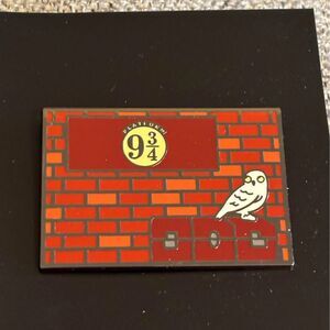 2021 Loot Crate WB Wizarding World Platform 9-3/4 Pin Harry Potter